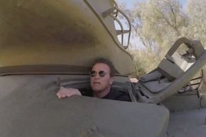 Терминатор на танке раздавил роскошный автомобиль - видео