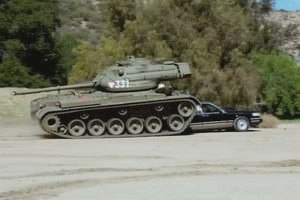 Терминатор на танке раздавил роскошный автомобиль - видео