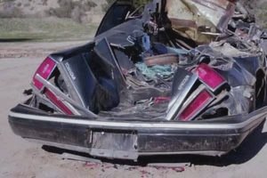 Терминатор на танке раздавил роскошный автомобиль - видео (Арнольд Шварценеггер, время службы) Терминатор на танке раздавил роскошный автомобиль - видео